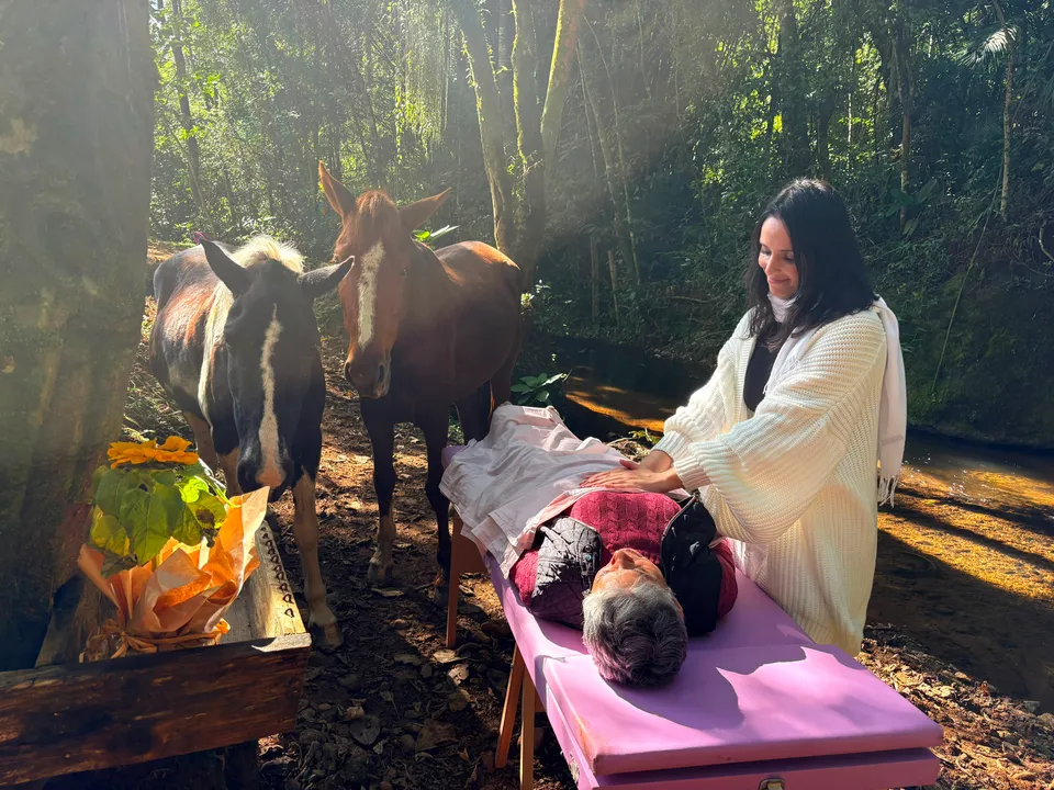Verônica Romero conduzindo uma constelação familiar